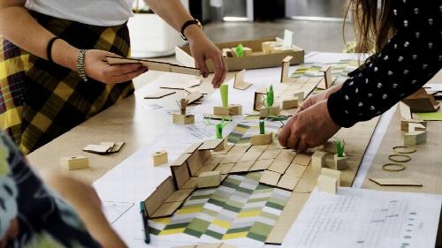 Hirigintzari, arkitekturari, parte-hartzeari eta hiri-eraldaketei buruzko kultura kritikoaren ekoizpenari eskainitako gizarte-ekimeneko kooperatiba.

Arkitekturako eta hiri-diseinuko partaidetza-prozesuak errazten ditugu.

Arkitekturaren, hirigin