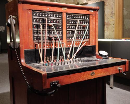 Pertsonen operadora. Teleko bat gara, non pertsonek pertsonak artatzen dituzte, ez makinak ezta pertsona robotizatuak ere. Internet, etab. saldu daitekeelako eta gainera jendea gustora egotea. Sare zerbitzuak enpresa eta partikularrentzat. Zure etxe/