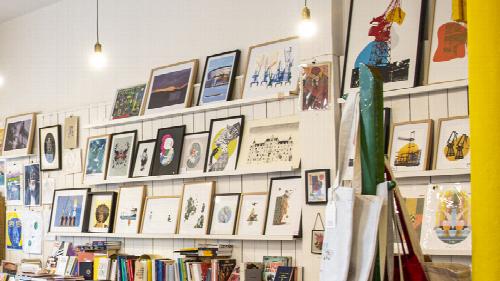 La ilusa Bilboko liburu-denda bat da, arteei eta letrei eskainia. Gure interesa proiektu kultural gisa argazkigintzaren, zinemaren eta artearen ingurukoa da batez ere. Baita hurbiltasun-letrak eta urruneko letrak ere, bizi garen mundua aniztasunetik 